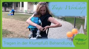 Schadstoffprüfung, handhabung und die prüfung der anatomisch korrekten haltung hat unser bestseller ganz ohne beanstandung und mit bravour. Anhock Spreiz Haltung Babytragen Bei Huftdysplasie Buzzidil Trageberatung Youtube