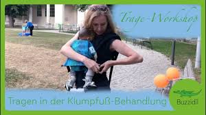 Das neugeborenenskelett ist noch nicht vollständig verknöchert. Anhock Spreiz Haltung Babytragen Bei Huftdysplasie Buzzidil Trageberatung Youtube