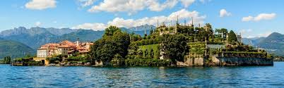 It's a long and narrow lake, about 40 miles long but only about.5 to 2.5 miles in width, with a total distance around the lakeshore of 93 miles. Ferragosto Am Lago Maggiore Reisen