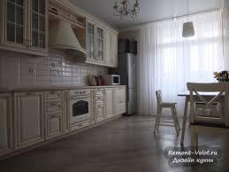 дизайн кухни 12 кв м с диваном и телевизором Dizajn Klassicheskoj Bezhevoj Kuhni 15 Kv M S Patinoj V Krasnodare Sovremennye Apartamenty Dizajn Pereplanirovka Kuhni