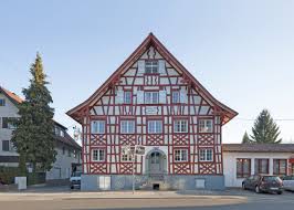 Fachwerkhaus hat dieses problem nicht, da die wand auf jedem geschoss sich auf deckenplatte stützt und in rahmen eines geschosses selbsttragend ist. Historischer Charme Bauhandwerk