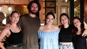 En son ezgi mola oynadığı diziler ve ezgi mola oynadığı filmler ile oyunculuk konusundaki iddiasını ortaya koyan ezgi mola başarılı yapımlarla karşımıza çıkmaya devam etmektedir. Masumlar Apartmani Oyunculari Kimler Masumlar Apartmani Nerede Cekiliyor Magazin Haberleri