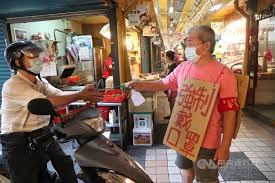 本土疫情升溫，指揮中心在昨天（19 日）宣布，全台各縣市都升級為三級警戒，也就是外出需要全程配戴口罩，各縣市首長也嚴厲表示，現在已經沒有規勸期，現在是執法期，只要違反規定就是開罰，若未戴口罩可以依照《傳染病防治法 》第 70 條開罰 3 千至 1 萬 5 千元，不論是雙北市或高雄市都. 8njesbl Kfyg4m