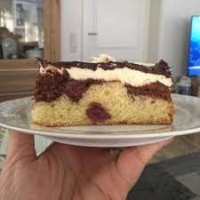 Donauwelle Sieht Nicht Nur Gut Aus Sondern Schmeckt Auch Fantastisch Wir Klaren Fur Sie Die Wichtigsten Fra Partyrezepte Fingerfood Lebensmittel Essen Rezepte