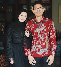 Inspirasi model baju untuk tunangan dan lamaran modern yang couple ini bisa jadi contoh bagi pasangan kekasih yang ingin terlihat modis. Sontek 15 Inspirasi Kebaya Couple Untuk Tunangan Yang Bikin Penampilan Makin Menawan