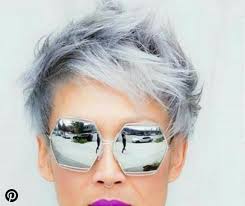 A l'inverse, les coupes à la garçonne ou cheveux très longs, doivent on laisse la tendance grunge aux jeunes femmes, pour tendre vers le glamour et l'ultraféminité. ÙØ¸Ø±ÙØ© Ø±Ø§Ø³Ø®Ø© Ø£Ù ÙØ§Ø­Ø¯ ØµÙØºØ© Ø§ÙØ§ÙØ± Coupe De Cheveux Court Femme 60 Ans Avec Lunettes 2019 Translucent Network Org