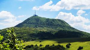 Le groupe montagne du samu et le détachement aérien de la gendarmerie d'égletons, avec le peloton de gendarmerie de montagne en. Meteo Pourquoi Il Peut Faire Plus Chaud La Nuit Au Sommet Du Puy De Dome Qu A Clermont Ferrand