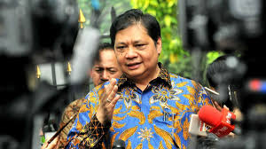 Warga saat keluar dari perumahan di rw 08 kelurahan rawajati, jakarta, selasa (9/2/2021). Airlangga Claims Ppkm In Jakarta And Central Java Are Improving