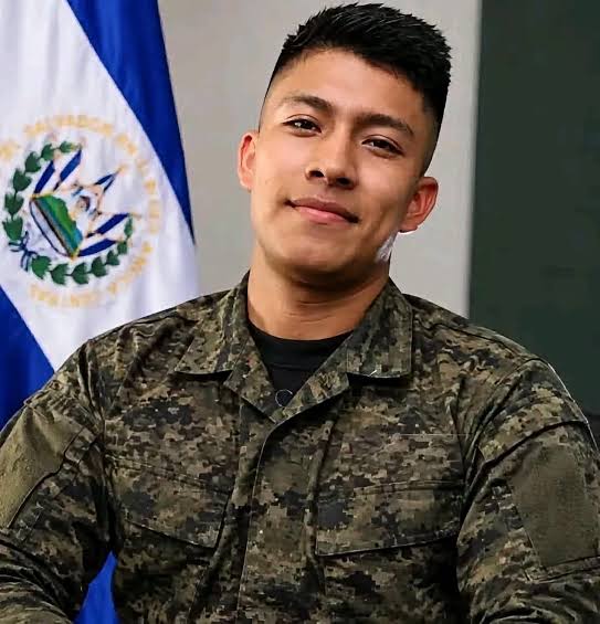 🚨🇸🇻💔 ¡SALIÓ DE SU TIERRA PARA CUMPLIR UNA MISIÓN Y HOY SU FAMILIA LLORA SU PARTIDA! 🕊️😭 💔 ¡TRISTE NOTICIA PARA EL SALVADOR! 🇸🇻 🪖 Edimar Rosales, originario del caserío Casa Roja, distrito de Tacuba,