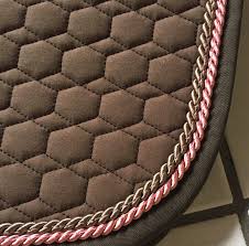 Das lammfell befindet sich im sitzbereich und wahlweise als fellrand vorne und hinten. Produkttest Mattes Lammfellschabracke Pferdewiese