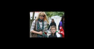 A presque 33 ans, claudia schiffer est une femme comblé. Photos Claudia Schiffer Aller Chercher Ses Enfants A L Ecole Le Pretexte Pour Defiler Premiere Fr