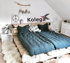 Beli furniture tempat tidur serta set kamar tidur seperti tempat tidur dari ikea. Tempat Tidur Unik Dari Palet 6 Furniture Unik Dan Murah Dari Pallet Kayu Bekas Yang Bikin Rumah Jadi Mewah Semua Halaman Intisari Untuk Memperkuat Konsep Desain Kamar Anda Tambahkan Nuansa