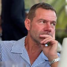 As a CEO, is it better to be a bit aloof from the team -- or work super  closely with them, hands-on? I think about this quite a bit, and noted the