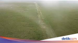 Tembok besar china atau di dalam bahasa china disebut wànlǐ chángchéng, sistem benteng seperti ini dibangun di sepanjang perbatasan utara tiongkok, tembok. Rahasia Tembok Besar China Terungkap