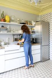 Beatrice Paris 3eme 1 2 Interieur Moderne De Cuisine Interieur De Cuisine Plafond Jaune