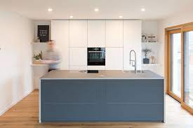 kucheninsel kochinsel grau designerkuche design modern minimalistisch grifflos weiss schlicht geradl moderne kuche kuchen design kuche block