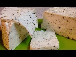 как сделать брынзу из коровьего молока в домашних условиях видео Domashnyaya Brynza S Ukropom Syr Domashnij Iz Korovego Moloka Youtube