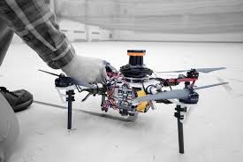 Kalibrasi sangat penting dilakukan sebelum menerbangkan drone, karena sebagian besar drone yang lebih tinggi memiliki gps internal dan kompas yang memungkinkan drone untuk melayang di tempat dan mereka juga memberi tahu drone itu arah mana yang menghadap ke arah mana. Sekumpulan Drone Bisa Cari Orang Hilang Di Hutan Tanpa Gps