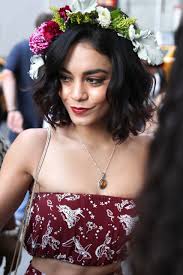 Short hair is so playful that there are a bunch of cool ways you can style it. Coachella Hairstyles Hair Looks 6 Easy Festival Ready Hairstyles For Every Length