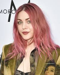 Kaia Gerber Dyed Her Own Hair Grungy Pink And You Can Watch The Whole Process Frances Bean Cobain Hair Thin Fine Hair
