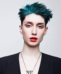 Taglio corto di capelli con ciocche blu elettrico. Capelli Colorati Corti Toni Guy