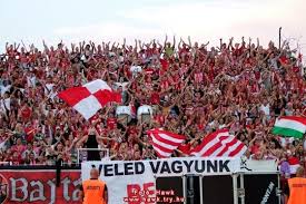 De jó újra hallani zúg a hajrá vidi újra kéklő a sóstói ég futball lázban ég a nép egy ország búcsút int felénk velünk párizsba száguld a gép szálljon a dal most az ég felé sóstó felett újra felragyog a fény zsúfolt az a és a b közép óriási most újra a tét szálljon a dal most az ég felé sóstó felett újra felragyog a fény zsúfolt az a és a b közép. Dvtk Ujpest 27 07 2012