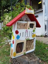 Ein Personliches Kindergarten Abschiedsgeschenk Wir Bemalen Ihr Personliches Insektenhaus M Abschiedsgeschenk Kinder Geschenke Zum Abschied Abschiedsgeschenke
