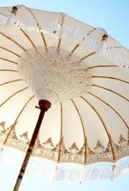 Ein Traum Von Sonnenschirm Behangt Mit Fransen Goldstickerei Und Windspielen Sonnenschirm Regenschirme Schirm