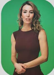 Il est animé par une seule présentatrice, victoria sinclair, mais s'est rapidement étoffé par l'adjonction de huit présentatrices et quelques présentateurs invités. News Journalist Victoria Carmen