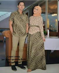 Warna dari busana batik ini umumnya warna cokelat dengan tambahan warna putih dan hitam untuk melukiskan. 30 Desain Baju Batik Kombinasi Brokat Model Pakaian Batik Kebaya