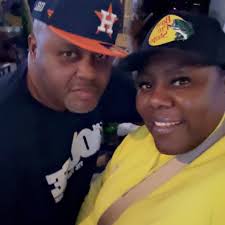 Butter Pecan Red Velvet Cheesecake 🍰✨ Ingredients For the Red Velvet Cake  Layers: 1 ½ cups all-purpose flour 1 cup granulated sugar 1 tsp baking soda  1 tsp cocoa powder ½ tsp