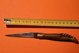 Couteau pliable manche corne , lame lisse longueur 8,4 cm , lame scie longueur 8,2 cm et crochet à éviscérer longueur 8,3 cm. Refaire Briller La Corne