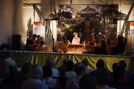 Gamelan adalah ensembel musik yang biasanya menonjolkan metalofon, gambang, gendang, dan gong. Pentas Gamelan Bali Pukau Warga Austria Lifestyle Bisnis Com