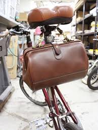 自転車乗りバッグ 多目的サイクルバッグ fb 51 フロント サドルバッグ両方で使える口枠鞄 革鞄のherz ヘルツ 公式通販 サドルバッグ ボディバッグ 革 バッグ