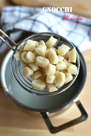 Per questo motivo, gli gnocchi di patate possono essere considerati una veloce ricetta salvacena. Gnocchi All Acqua