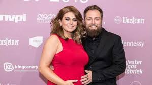Van sbs 6, waar ze vierde werd. Roxeanne Hazes Reveals Gender Of Baby
