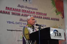 Calon penerima bantuan pemerintah untuk usaha mikro (bpum) adalah mereka yang tidak sedang menerima kredit atau pembiayaan dari perbankan atau kredit warga mengisi formulir secara daring untuk mengurus program bantuan presiden (banpres) di banyuwangi, jawa timur, jumat (28/8/2020). Penuntut Ipt Layak Mohon Zakat Maidam Mh Online