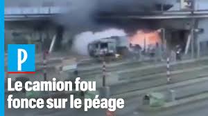 Featured amenities include complimentary newspapers in the lobby, multilingual staff, and luggage storage. Oise Un Camion Fou Finit Sa Course En Feu Au Peage De Chamant Youtube
