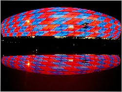 Ein fan ist in münchen mit einer regenbogenflagge vor dem spiel der deutschen mannschaft gegen ungarn auf den platz gelaufen. Allianz Arena Wikipedia