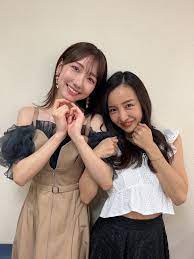 Former 1st gen legend Itano Tomomi(Tomochin) recently met up with current  3rd gen legend Kashiwagi Yuki(Yukirin) for a tv show interview. Here they  are backstage! 😊 : r/AKB48
