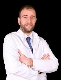 Cüneyt çakır, günümüz itibariyle 44 yaşındadır. Arzte Acibadem Healthcare Services