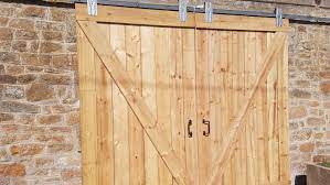 Porte coulissante avec des roues de roller. Fabriquer Une Porte De Grange Coulissante Sos Tracteur