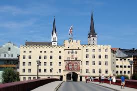 Wasserburg am inn is a town in rosenheim district in upper bavaria, germany. Datei Wasserburg Am Inn Brucktor Jpg Wikipedia