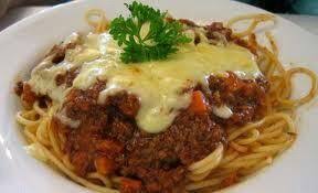 Gastronomia Rica Pasta Larga Con Salsa Bolognesa Carne Molida Y Salsa Bechamel Almuerzo Cotidiano De Spaghetti Bolognese Hot Dog Recipes Whole Food Recipes