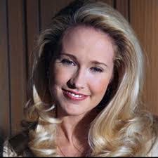 Sarah Newlin's Instagram, Twitter & Facebook