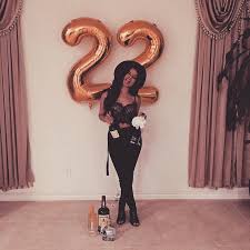 Outfit 21st Birthday Classy Birthday Photoshoot With Friends Pin De Jennelle Em C E L E B R A T E Aniversario De 21 Anos Roupas De Festa De Aniversario Fotos De Aniversario