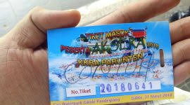 Untuk masuk ke tempat ini, tentu saja anda harus membayar tiket masuk serta tiket parkir juga yang dipatok dengan harga berbeda. Info Harga Cas Water Park