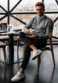 グレーニット 黒パンツ 白スニーカーのモノトーンコーデ メンズ italy web オフィスファッション メンズ 黒パンツ メンズ 海外 ファッション メンズ