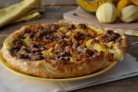 Toglierla e passarla nello schiacciapatate. Torta Salata Con Zucca Patate E Salsiccia Dorata E Gustosa