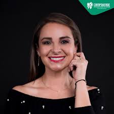 Centro Odontológico Especializado Campoverde Date la oportunidad de mostrar  una sonrisa tan linda como tú. Dr. David Campoverde. Diseño de sonrisa con  carillas en disilicato de litio, planificado digitalmente. Nuestros diseños  de